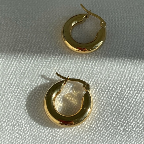 Chunky gold hoop earrings - Picture 3 of 4